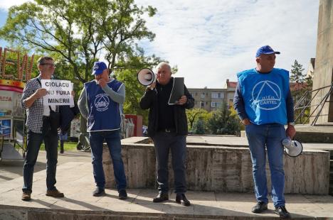 Peste 100 de foști mineri au protestat la Oradea împotriva recalculării pensiilor și l-au huiduit pe subprefectul Emilian Pavel, participant „din partea PSD” (FOTO / VIDEO)