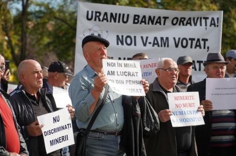 Peste 100 de foști mineri au protestat la Oradea împotriva recalculării pensiilor și l-au huiduit pe subprefectul Emilian Pavel, participant „din partea PSD” (FOTO / VIDEO)