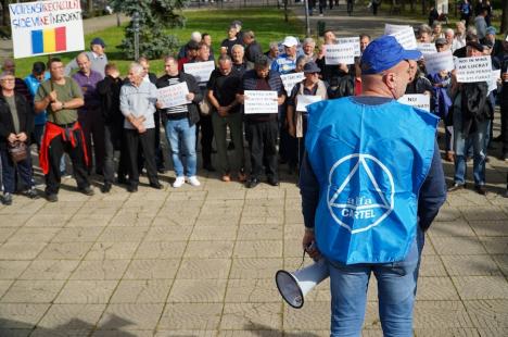 Peste 100 de foști mineri au protestat la Oradea împotriva recalculării pensiilor și l-au huiduit pe subprefectul Emilian Pavel, participant „din partea PSD” (FOTO / VIDEO)