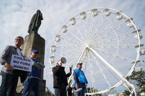 Peste 100 de foști mineri au protestat la Oradea împotriva recalculării pensiilor și l-au huiduit pe subprefectul Emilian Pavel, participant „din partea PSD” (FOTO / VIDEO)