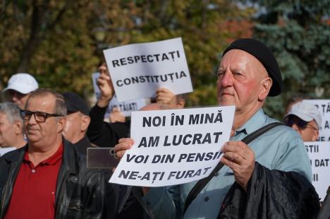 Peste 100 de foști mineri au protestat la Oradea împotriva recalculării pensiilor și l-au huiduit pe subprefectul Emilian Pavel, participant „din partea PSD” (FOTO / VIDEO)