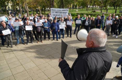 Peste 100 de foști mineri au protestat la Oradea împotriva recalculării pensiilor și l-au huiduit pe subprefectul Emilian Pavel, participant „din partea PSD” (FOTO / VIDEO)