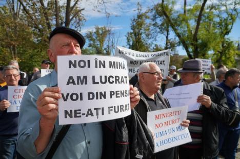 Peste 100 de foști mineri au protestat la Oradea împotriva recalculării pensiilor și l-au huiduit pe subprefectul Emilian Pavel, participant „din partea PSD” (FOTO / VIDEO)