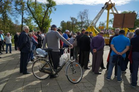 Peste 100 de foști mineri au protestat la Oradea împotriva recalculării pensiilor și l-au huiduit pe subprefectul Emilian Pavel, participant „din partea PSD” (FOTO / VIDEO)