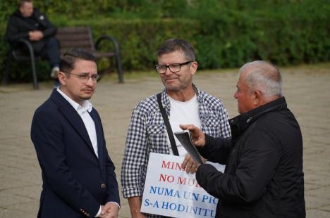 Peste 100 de foști mineri au protestat la Oradea împotriva recalculării pensiilor și l-au huiduit pe subprefectul Emilian Pavel, participant „din partea PSD” (FOTO / VIDEO)