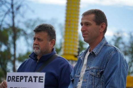 Peste 100 de foști mineri au protestat la Oradea împotriva recalculării pensiilor și l-au huiduit pe subprefectul Emilian Pavel, participant „din partea PSD” (FOTO / VIDEO)