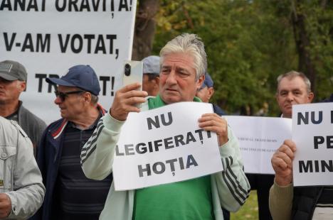 Peste 100 de foști mineri au protestat la Oradea împotriva recalculării pensiilor și l-au huiduit pe subprefectul Emilian Pavel, participant „din partea PSD” (FOTO / VIDEO)