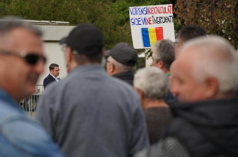 Peste 100 de foști mineri au protestat la Oradea împotriva recalculării pensiilor și l-au huiduit pe subprefectul Emilian Pavel, participant „din partea PSD” (FOTO / VIDEO)