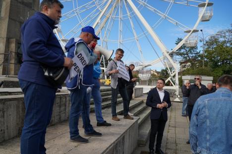 Peste 100 de foști mineri au protestat la Oradea împotriva recalculării pensiilor și l-au huiduit pe subprefectul Emilian Pavel, participant „din partea PSD” (FOTO / VIDEO)