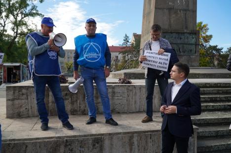 Peste 100 de foști mineri au protestat la Oradea împotriva recalculării pensiilor și l-au huiduit pe subprefectul Emilian Pavel, participant „din partea PSD” (FOTO / VIDEO)