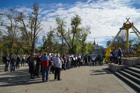 Peste 100 de foști mineri au protestat la Oradea împotriva recalculării pensiilor și l-au huiduit pe subprefectul Emilian Pavel, participant „din partea PSD” (FOTO / VIDEO)