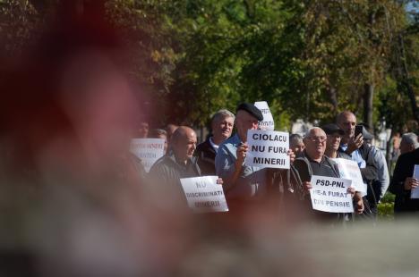 Peste 100 de foști mineri au protestat la Oradea împotriva recalculării pensiilor și l-au huiduit pe subprefectul Emilian Pavel, participant „din partea PSD” (FOTO / VIDEO)