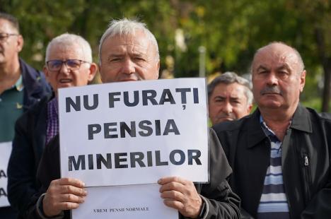 Peste 100 de foști mineri au protestat la Oradea împotriva recalculării pensiilor și l-au huiduit pe subprefectul Emilian Pavel, participant „din partea PSD” (FOTO / VIDEO)