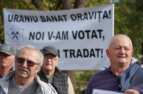 Peste 100 de foști mineri au protestat la Oradea împotriva recalculării pensiilor și l-au huiduit pe subprefectul Emilian Pavel, participant „din partea PSD” (FOTO / VIDEO)