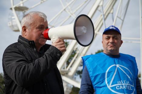 Peste 100 de foști mineri au protestat la Oradea împotriva recalculării pensiilor și l-au huiduit pe subprefectul Emilian Pavel, participant „din partea PSD” (FOTO / VIDEO)