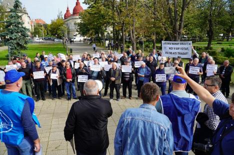 Peste 100 de foști mineri au protestat la Oradea împotriva recalculării pensiilor și l-au huiduit pe subprefectul Emilian Pavel, participant „din partea PSD” (FOTO / VIDEO)