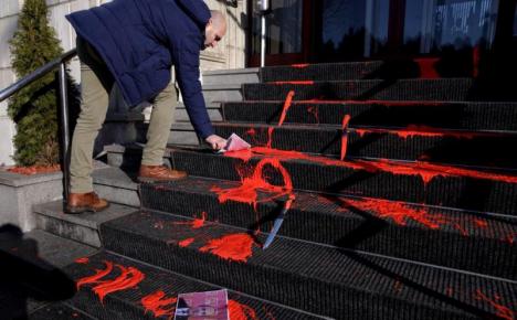 Protest în fața Ministerului de Justiție: Scări pătate de vopsea roșie, cuțite și poze cu Tudorel Toader (VIDEO)