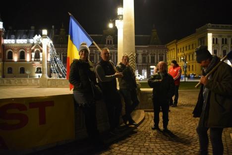 Cu Paraziţii, în Piaţa Unirii: Un nou protest anti PSD, în centrul Oradiei, cu steaguri şi muzică (FOTO/VIDEO)