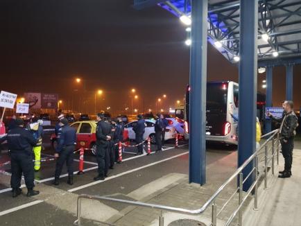'Sunteţi un partid de hoţi, de corupţi şi mafioţi': PSD-iştii din Capitală, aşteptaţi cu scandări de protestatari la Aeroportul din Oradea (FOTO / VIDEO)