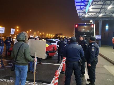'Sunteţi un partid de hoţi, de corupţi şi mafioţi': PSD-iştii din Capitală, aşteptaţi cu scandări de protestatari la Aeroportul din Oradea (FOTO / VIDEO)