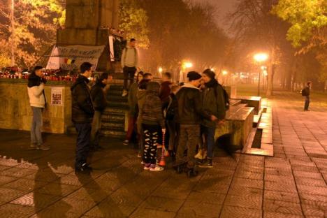 Revoluţia Colectiv: Numărul protestatarilor orădeni a scăzut la 40 (FOTO / VIDEO)