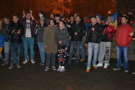 Revoluţia Colectiv: Numărul protestatarilor orădeni a scăzut la 40 (FOTO / VIDEO)