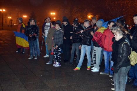 Revoluţia Colectiv: Numărul protestatarilor orădeni a scăzut la 40 (FOTO / VIDEO)