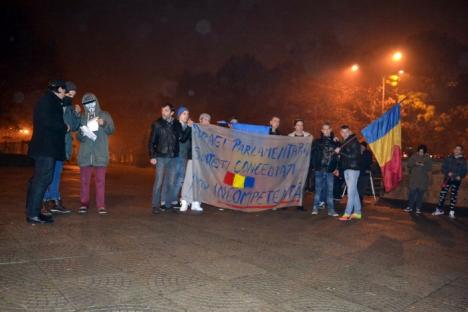 Revoluţia Colectiv: Numărul protestatarilor orădeni a scăzut la 40 (FOTO / VIDEO)