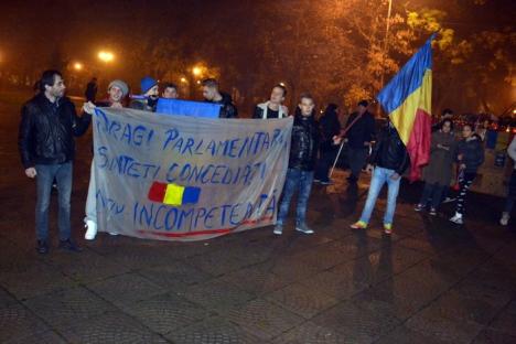 Revoluţia Colectiv: Numărul protestatarilor orădeni a scăzut la 40 (FOTO / VIDEO)