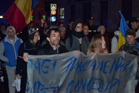 Revoluţia Colectiv: Numărul protestatarilor orădeni a scăzut la 40 (FOTO / VIDEO)