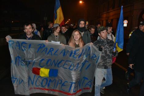 Revoluţia Colectiv: Numărul protestatarilor orădeni a scăzut la 40 (FOTO / VIDEO)