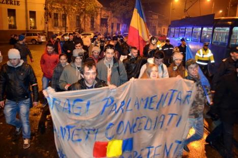 Revoluţia Colectiv: Numărul protestatarilor orădeni a scăzut la 40 (FOTO / VIDEO)