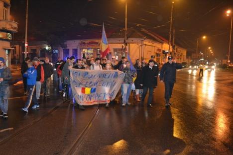 Revoluţia Colectiv: Numărul protestatarilor orădeni a scăzut la 40 (FOTO / VIDEO)