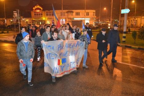 Revoluţia Colectiv: Numărul protestatarilor orădeni a scăzut la 40 (FOTO / VIDEO)