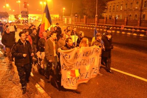 Revoluţia Colectiv: Numărul protestatarilor orădeni a scăzut la 40 (FOTO / VIDEO)