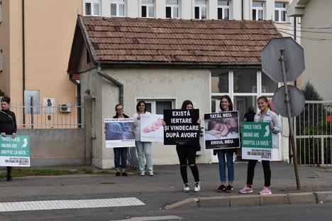 Rugăciune sau şantaj emoţional? Voluntari cu mesaje anti-avort stau, 40 de zile, în faţa Maternităţii din Oradea (FOTO)