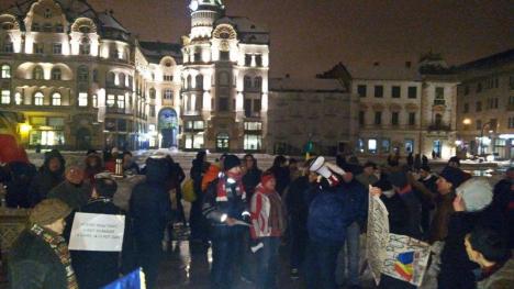 Premieră la protestele din Oradea: 'La mulţi ani', în cor, unui manifestant pensionar (FOTO / VIDEO)