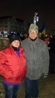 Premieră la protestele din Oradea: 'La mulţi ani', în cor, unui manifestant pensionar (FOTO / VIDEO)