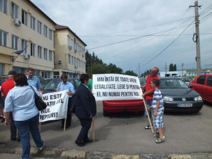 Protest la OTL: Angajaţii cer salarii mărite, directorul vrea să le dea doar drepturi salariale (FOTO)
