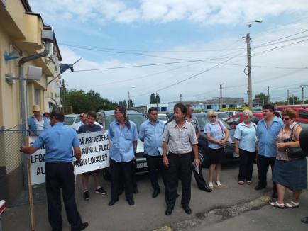 Protest la OTL: Angajaţii cer salarii mărite, directorul vrea să le dea doar drepturi salariale (FOTO)