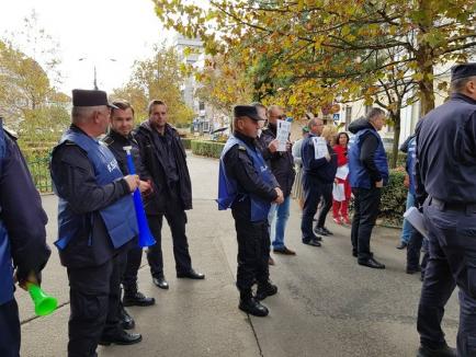 'Tudorel, sluga model!': Angajaţi ai penitenciarelor din Oradea, Baia Mare, Arad şi Gherla au ieșit să protesteze în faţa Prefecturii Bihor (FOTO/VIDEO)