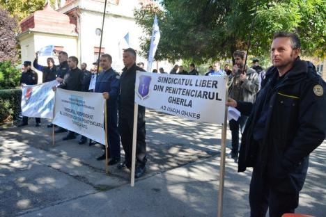 'Tudorel, sluga model!': Angajaţi ai penitenciarelor din Oradea, Baia Mare, Arad şi Gherla au ieșit să protesteze în faţa Prefecturii Bihor (FOTO/VIDEO)