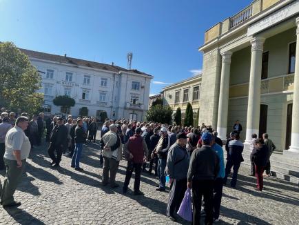 Protest al foștilor mineri, în Ștei. Sunt nemulțumiți de recalcularea pensiilor (FOTO)