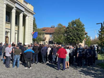 Protest al foștilor mineri, în Ștei. Sunt nemulțumiți de recalcularea pensiilor (FOTO)