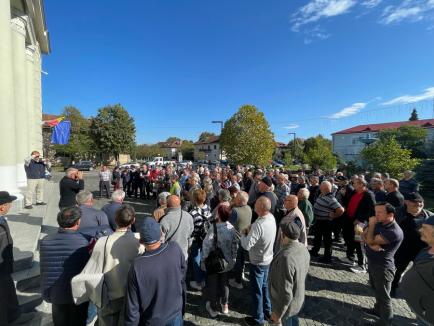 Protest al foștilor mineri, în Ștei. Sunt nemulțumiți de recalcularea pensiilor (FOTO)