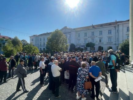 Protest al foștilor mineri, în Ștei. Sunt nemulțumiți de recalcularea pensiilor (FOTO)