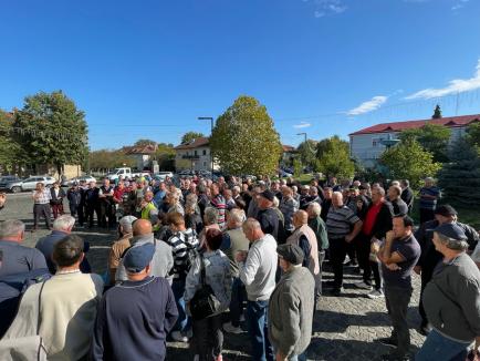 Protest al foștilor mineri, în Ștei. Sunt nemulțumiți de recalcularea pensiilor (FOTO)