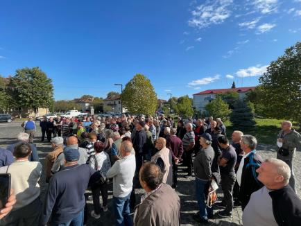 Protest al foștilor mineri, în Ștei. Sunt nemulțumiți de recalcularea pensiilor (FOTO)