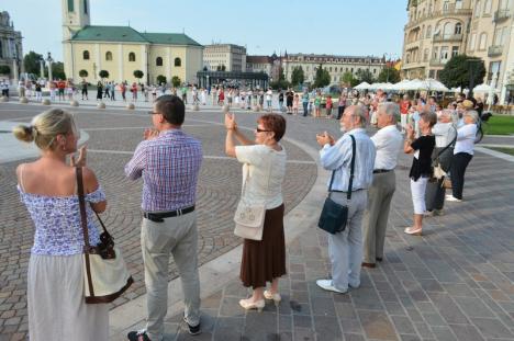 Lanţul uman e tot mai mare: Peste 150 de orădeni s-au strâns din nou în Piaţa Unirii pentru a cere statuia Sfântului Ladislau în centrul Oradiei (FOTO)