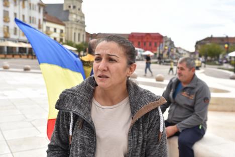 Opt bihoreni au protestat în Piaţa Unirii împotriva creşterii preţurilor: 'Mergem la Bucureşti, să ne cerem drepturile!' (FOTO)